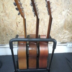 มีเหล็กรองรับคอกีตาร์ แผงด้านบนพับลงมาได้