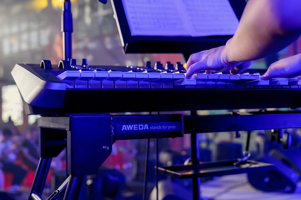 ขาตั้งคีย์บอร์ด ขาตั้งสามารถปรับขนาดความกว้างและความสูงได้ โดยความกว้างขนาด 73 – 108 ซม. ความสูงขนาด 64 – 97.5 ซม.