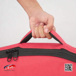 มีสายสะพายและหูหิ้ว พร้อมช่องเก็บของด้านหน้า 1 ช่อง